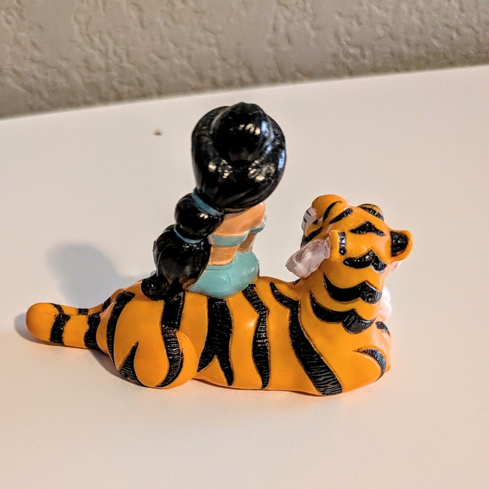 Disney Aladdin and Jasmine Figurine Collection - Picture 5 of 16